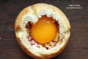 Pomysł na śniadanie - jajko zapiekane w bułce.