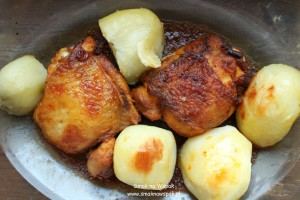 Pieczone udka z kurczaka (z pieczonymi ziemniakami).