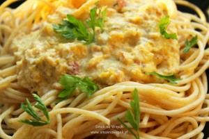 Spaghetti z sosem dyniowym.