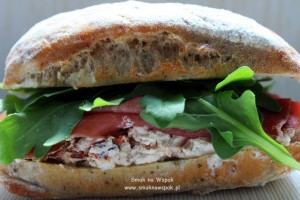 Kanapka z prosciutto crudo i rukolą